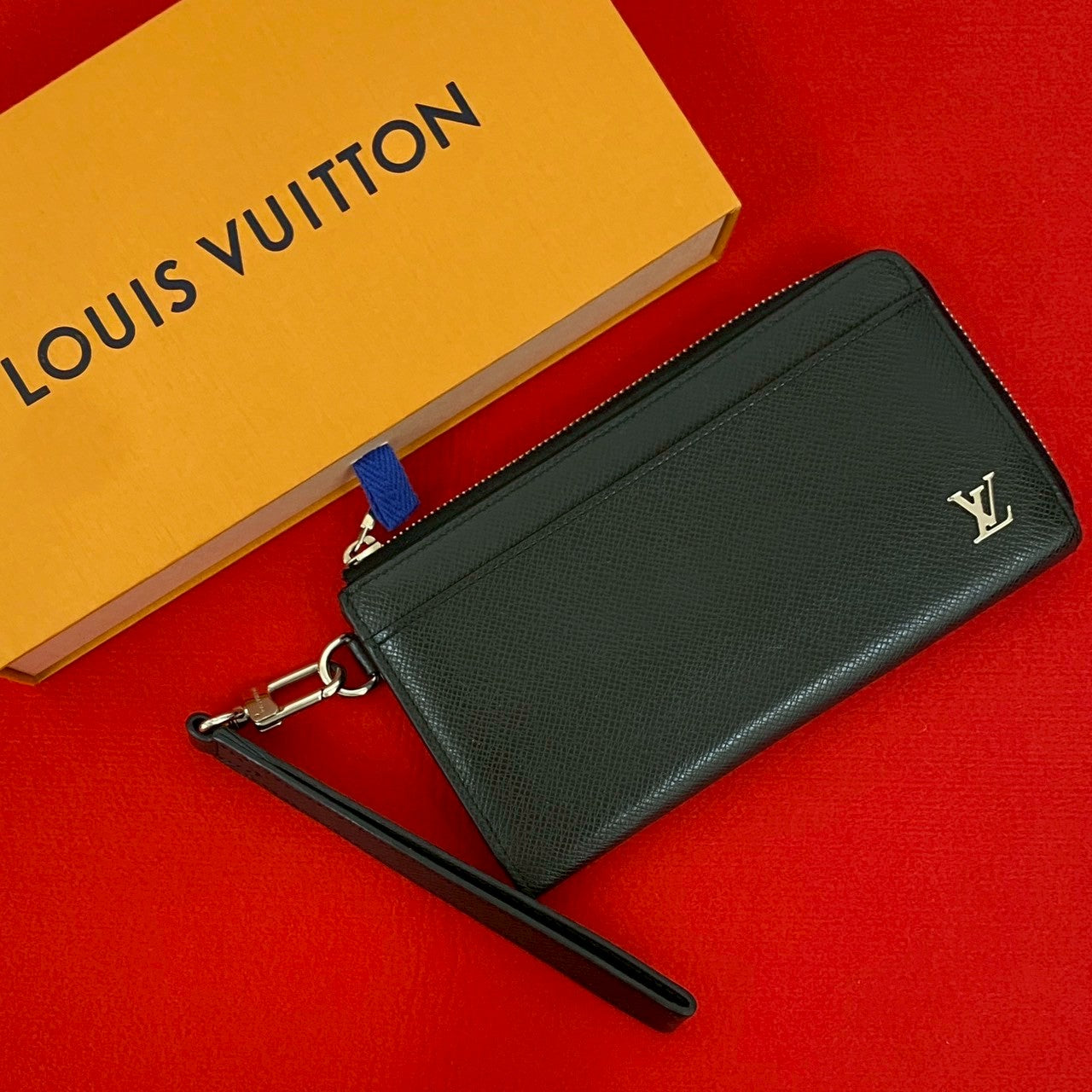 Louis Vuitton Zippy Dragonne Taiga Wallet
