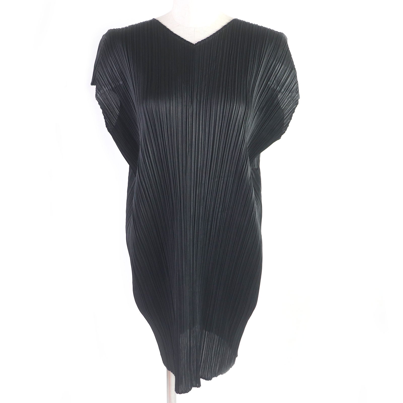 Issey Miyake V-neck Sleeveless Dress Black