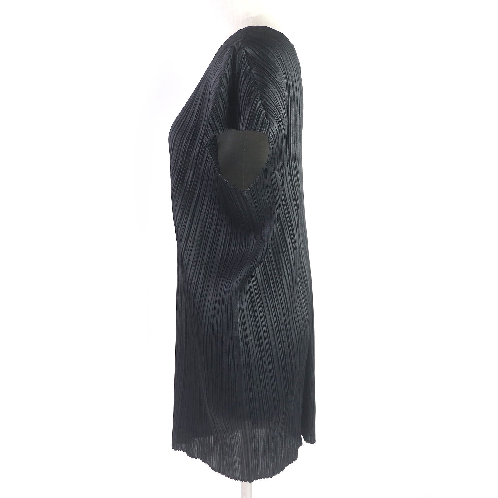 Issey Miyake V-neck Sleeveless Dress Black