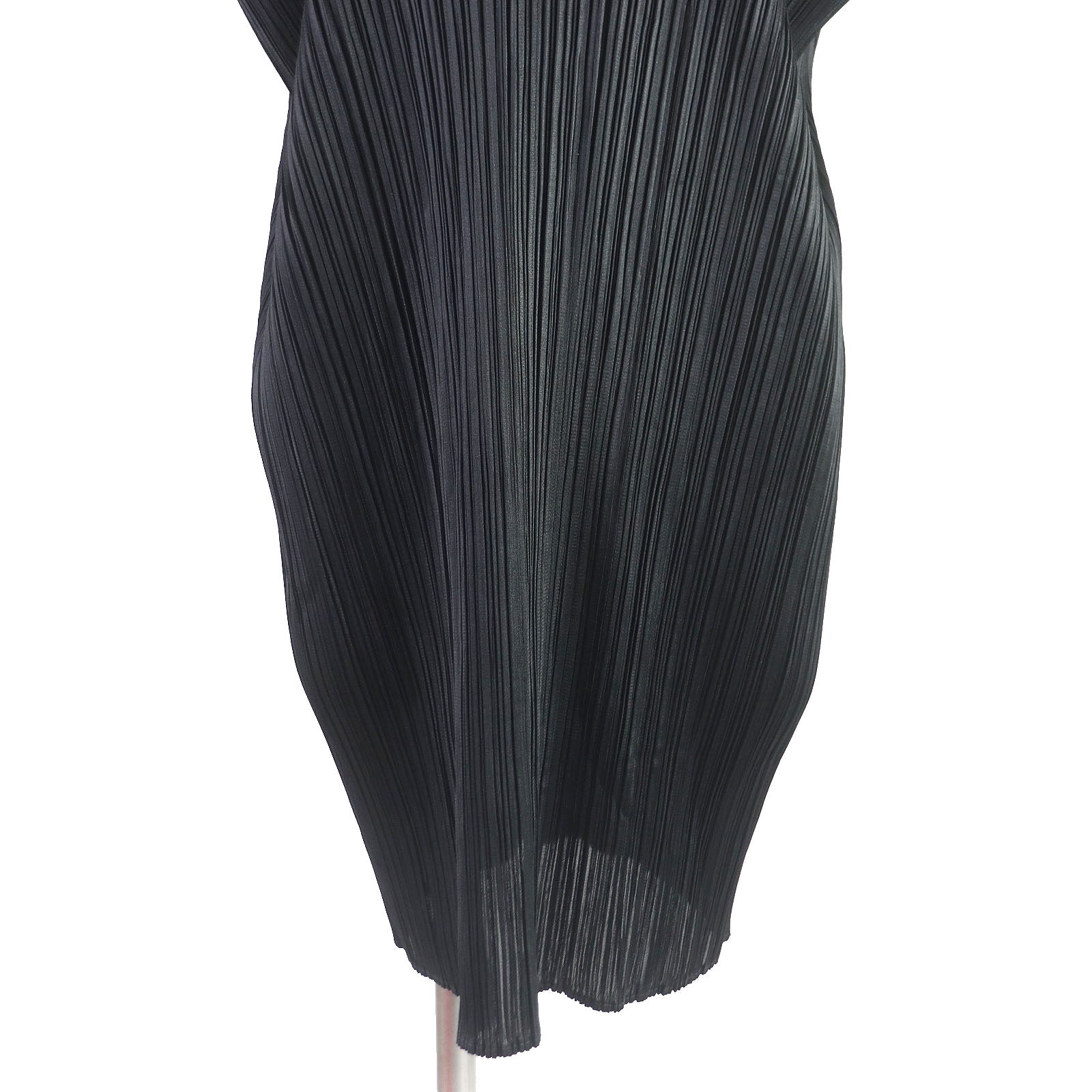 Issey Miyake V-neck Sleeveless Dress Black