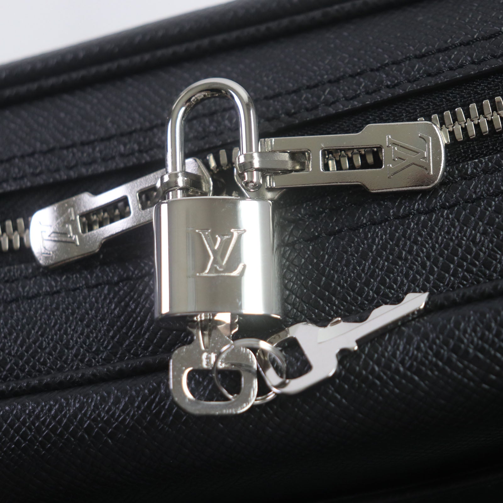 Louis Vuitton Taiga Leather Briefcase M30975