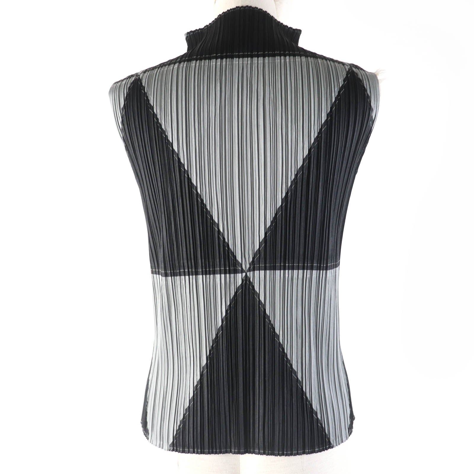 PLEATS PLEASE PP93-JK644 Sleeveless Top