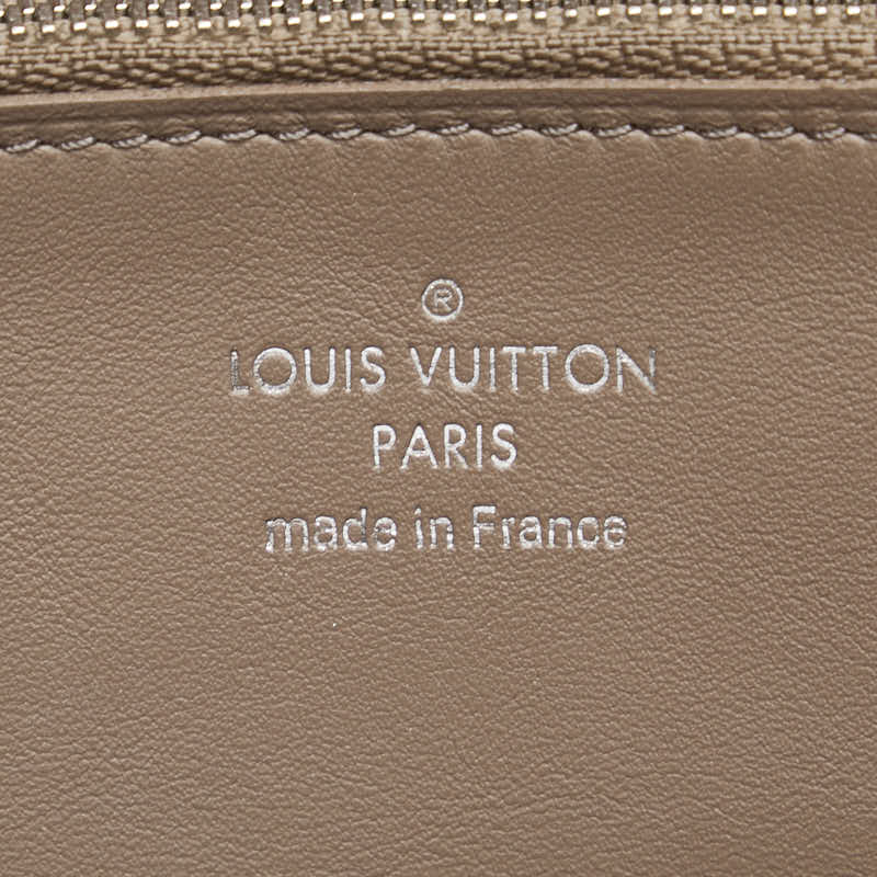 Louis Vuitton Leather Comet Long Wallet M63103 in Very Good Condition