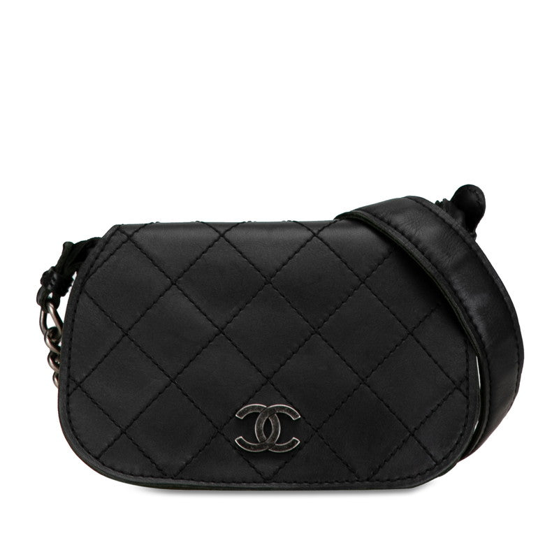 Chanel Quilted Leather Chain Flap Bag Leather Crossbody Bag in Good condition