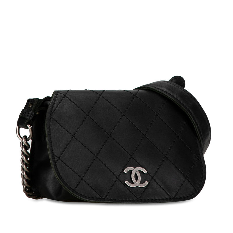 Chanel Quilted Leather Chain Flap Bag Leather Crossbody Bag in Good condition