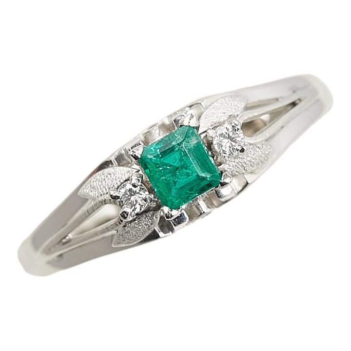 Pt850 Platinum Emerald Diamond Ring in Excellent Condition