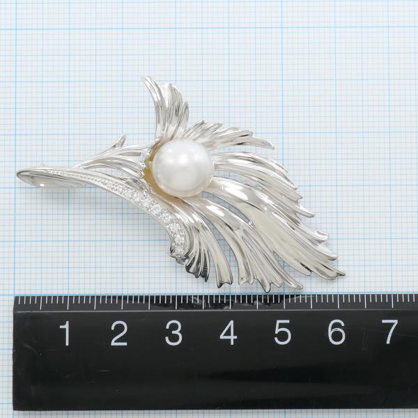 PT900 Platinum Pearl Brooch with Diamond in Excellent Condition