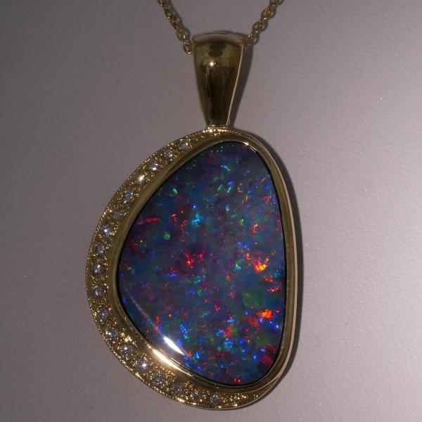 18K Yellow Gold Opal Diamond Necklace in Excellent Condition