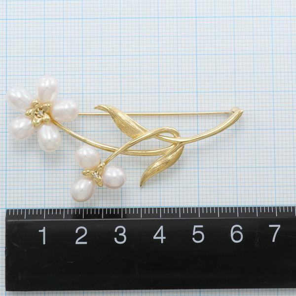 K18 Yellow Gold Brooch with Freshwater Pearl and Diamond in Excellent Condition