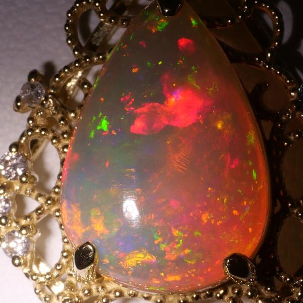 K18 Yellow Gold Opal Necklace in Excellent Condition