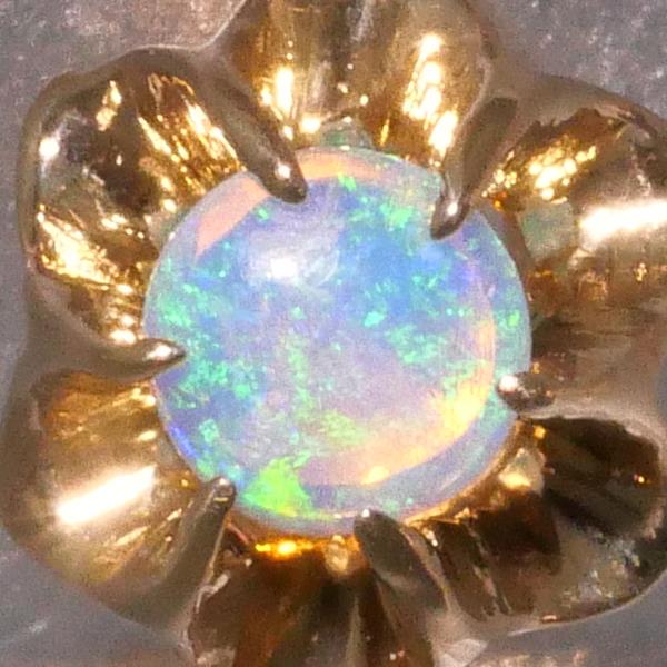 K18 Yellow Gold Opal Earrings in Excellent Condition