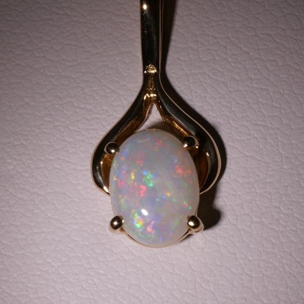 K18 Yellow Gold Opal Necklace in Excellent Condition