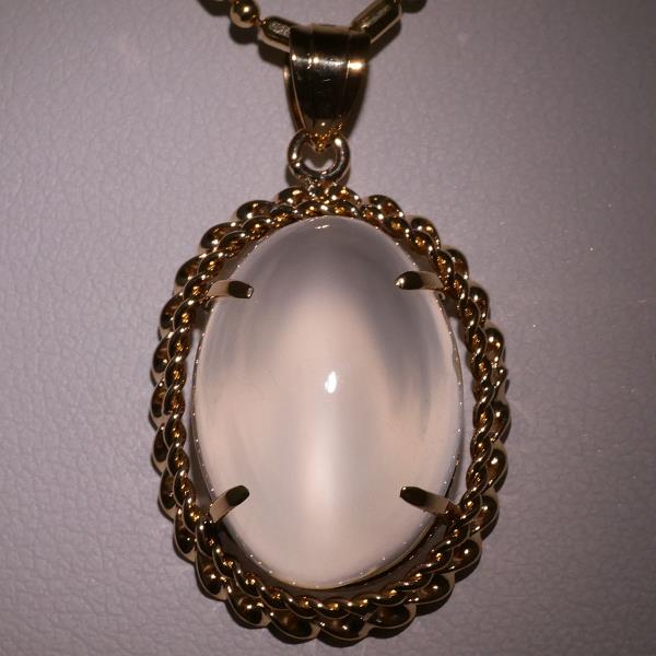 K18 Yellow Gold Moonstone Necklace in Excellent Condition