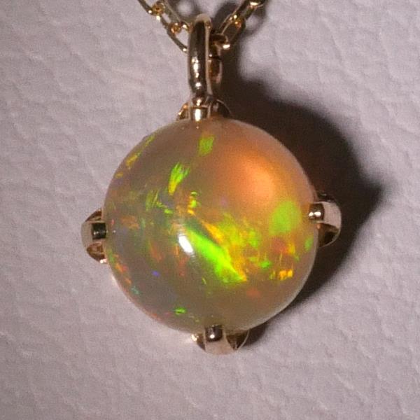 K10 Yellow Gold Opal Necklace in Pristine Condition