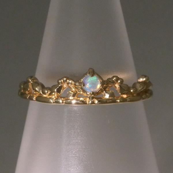 Nojess K10 Yellow Gold Opal Ring in Excellent Condition