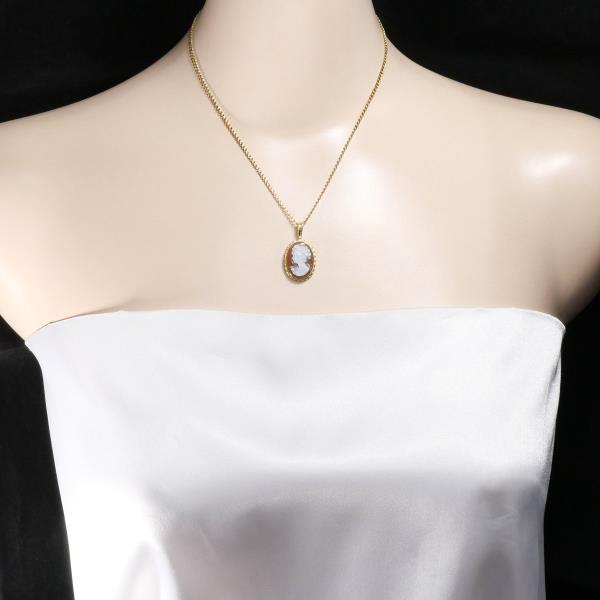 K18 Yellow Gold Shell Cameo Necklace in Excellent Condition