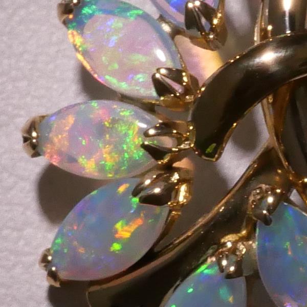 K18 Yellow Gold Opal Necklace in Excellent Condition