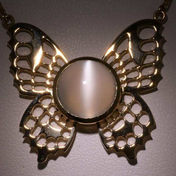 K18 Yellow Gold Moonstone Cat's Eye Necklace in Excellent Condition