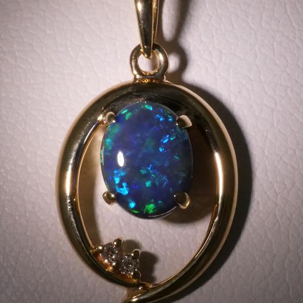 18K Yellow Gold Opal Necklace in Excellent Condition