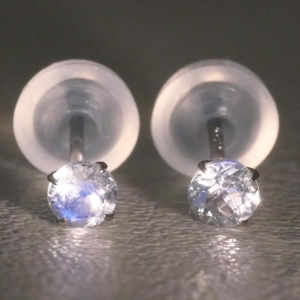 PT900 Platinum Moonstone Earrings in Excellent Condition