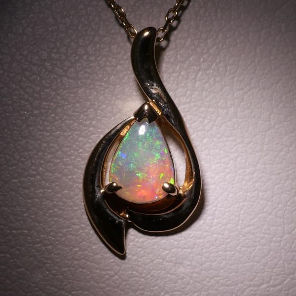 14K Yellow Gold Opal Necklace in Excellent Condition