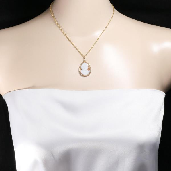 K18 Yellow Gold Shell Cameo Necklace in Excellent Condition