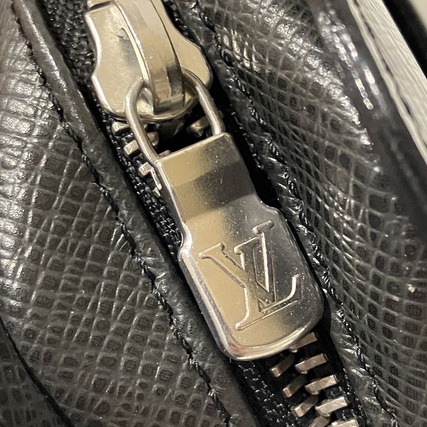 Louis Vuitton Taiga Baikal Clutch M30182