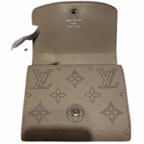 Louis Vuitton Mahina Leather Compact Wallet M62542 in Good Condition