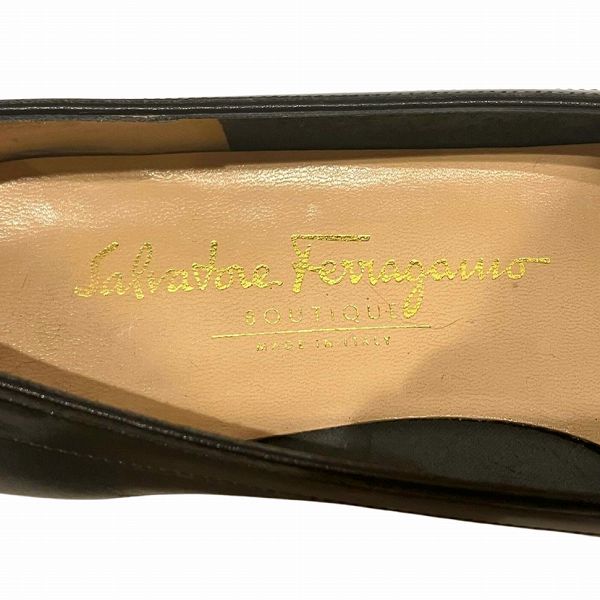 Salvatore Ferragamo Vara Ribbon Leather Pumps 6 1/2 in Good Condition