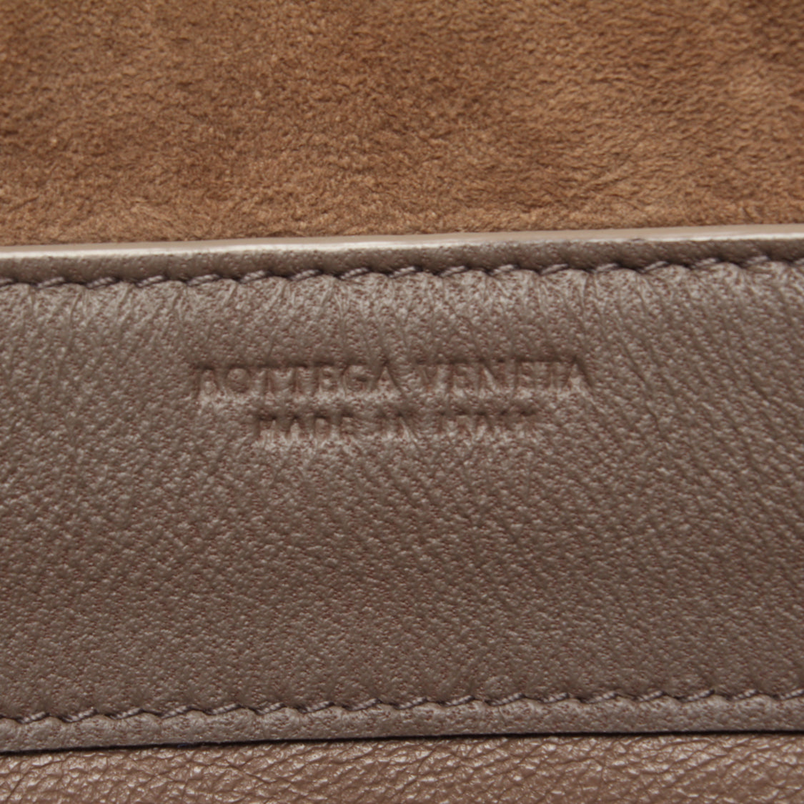 Bottega Veneta Intrecciato Zip Pouch Leather Handbag in Very Good Condition