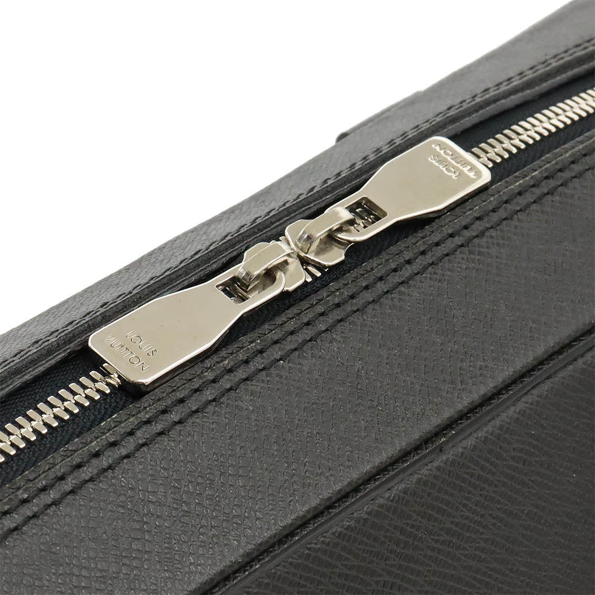 Louis Vuitton Taiga Neo Igor Briefcase Black