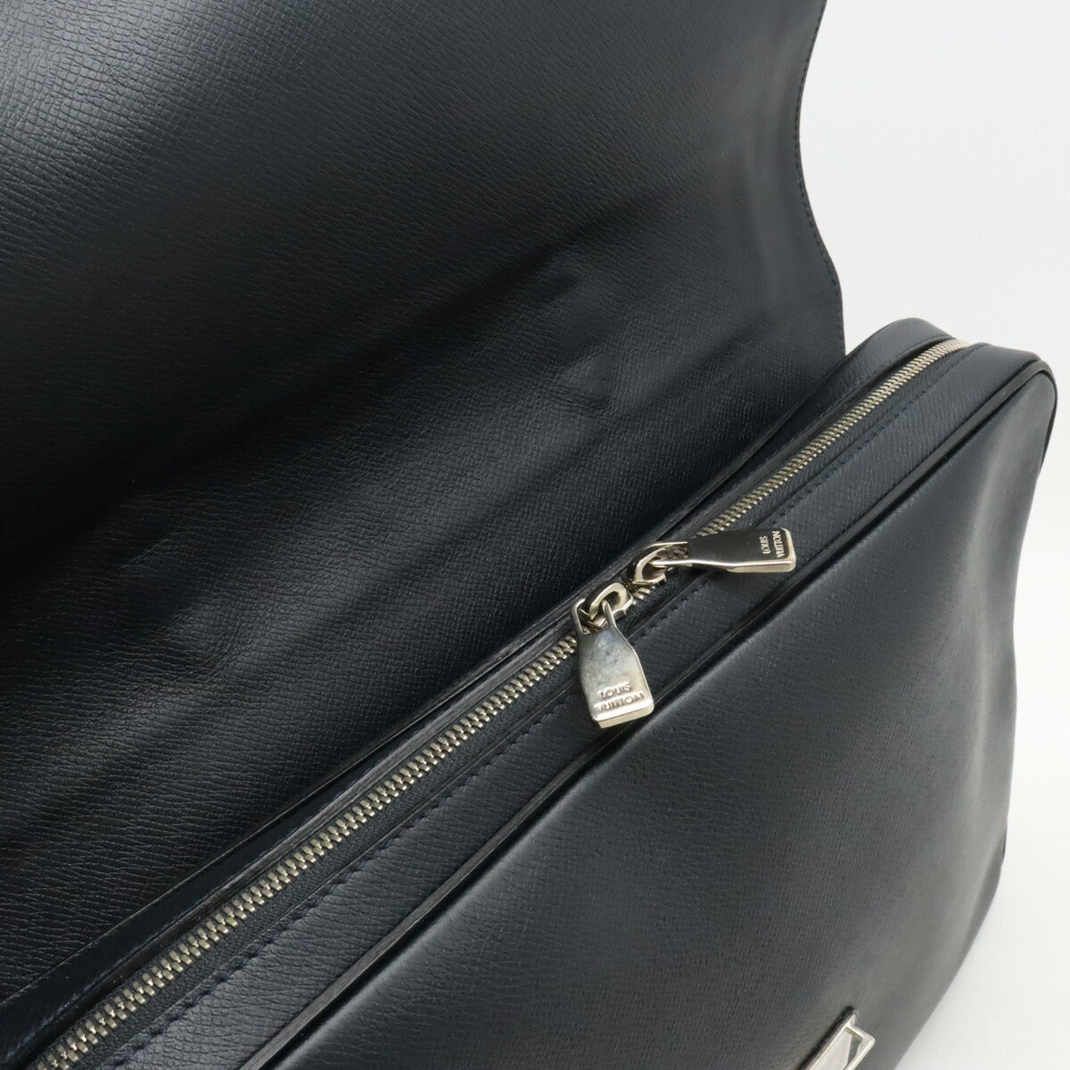 Louis Vuitton Taiga Vasily PM Briefcase M32640