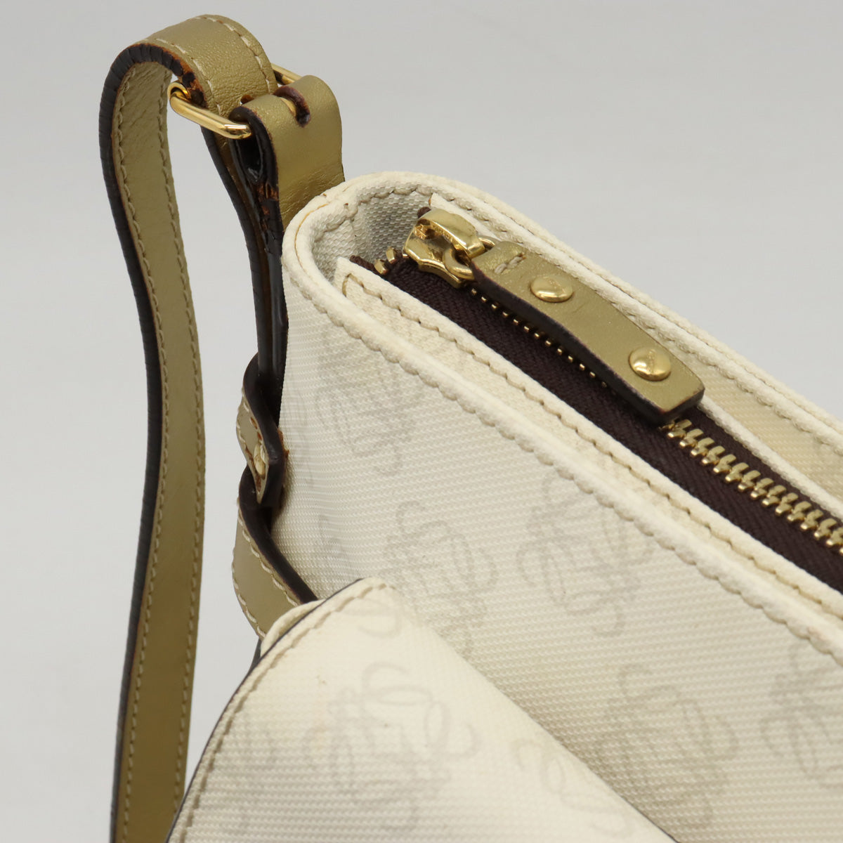 Loewe Anagram PVC Leather Shoulder Bag White Gold in Very Good Condition