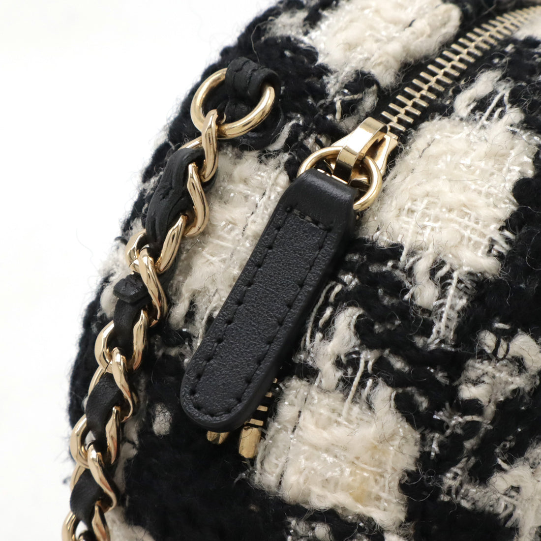 Chanel Tweed/Bouclé Round Chain Shoulder Bag AP0986 in Pristine Condition