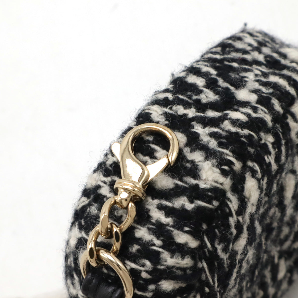 Chanel Tweed/Bouclé Round Chain Shoulder Bag AP0986 in Pristine Condition