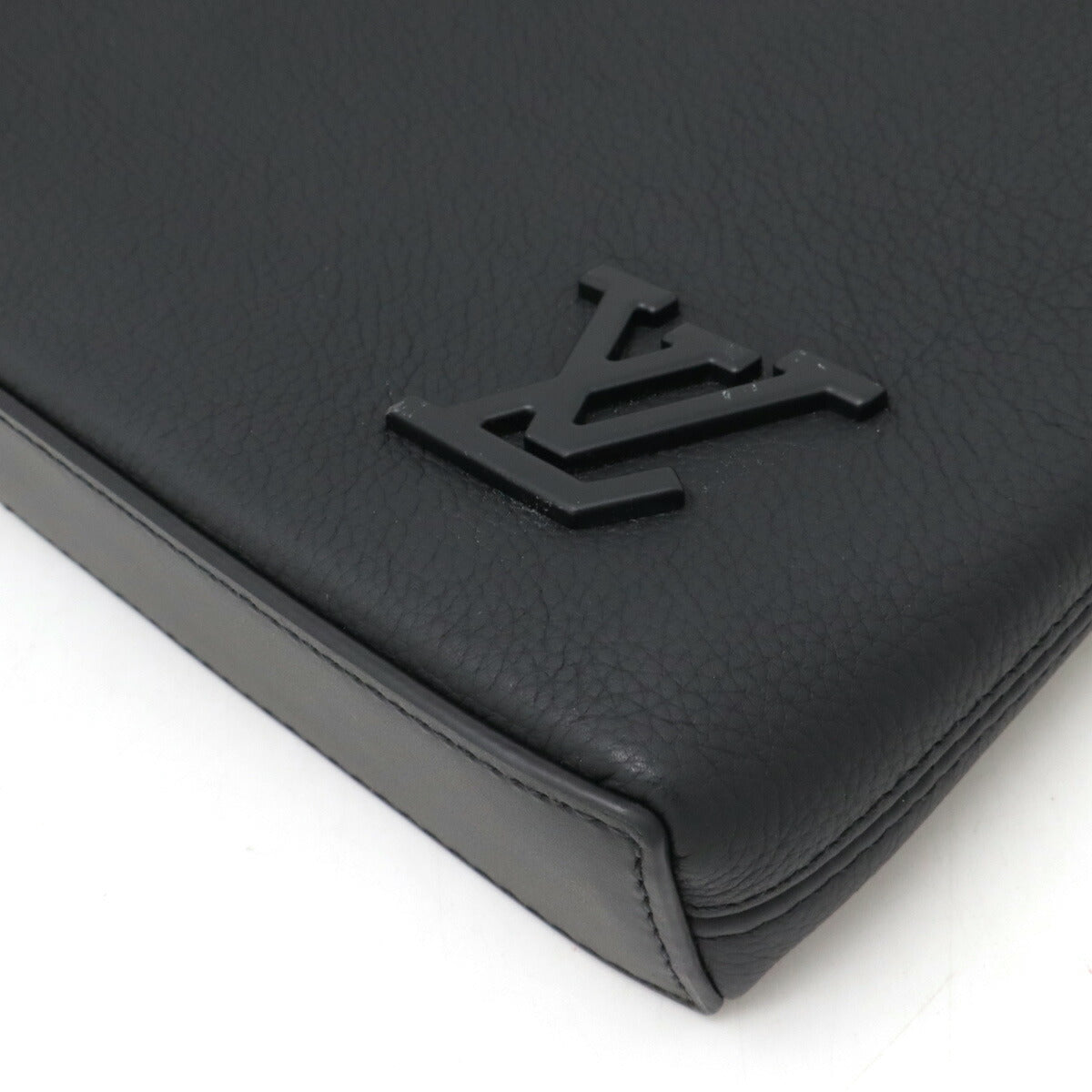 Louis Vuitton Grain Leather Aerogram Pochette iPad Clutch M69837