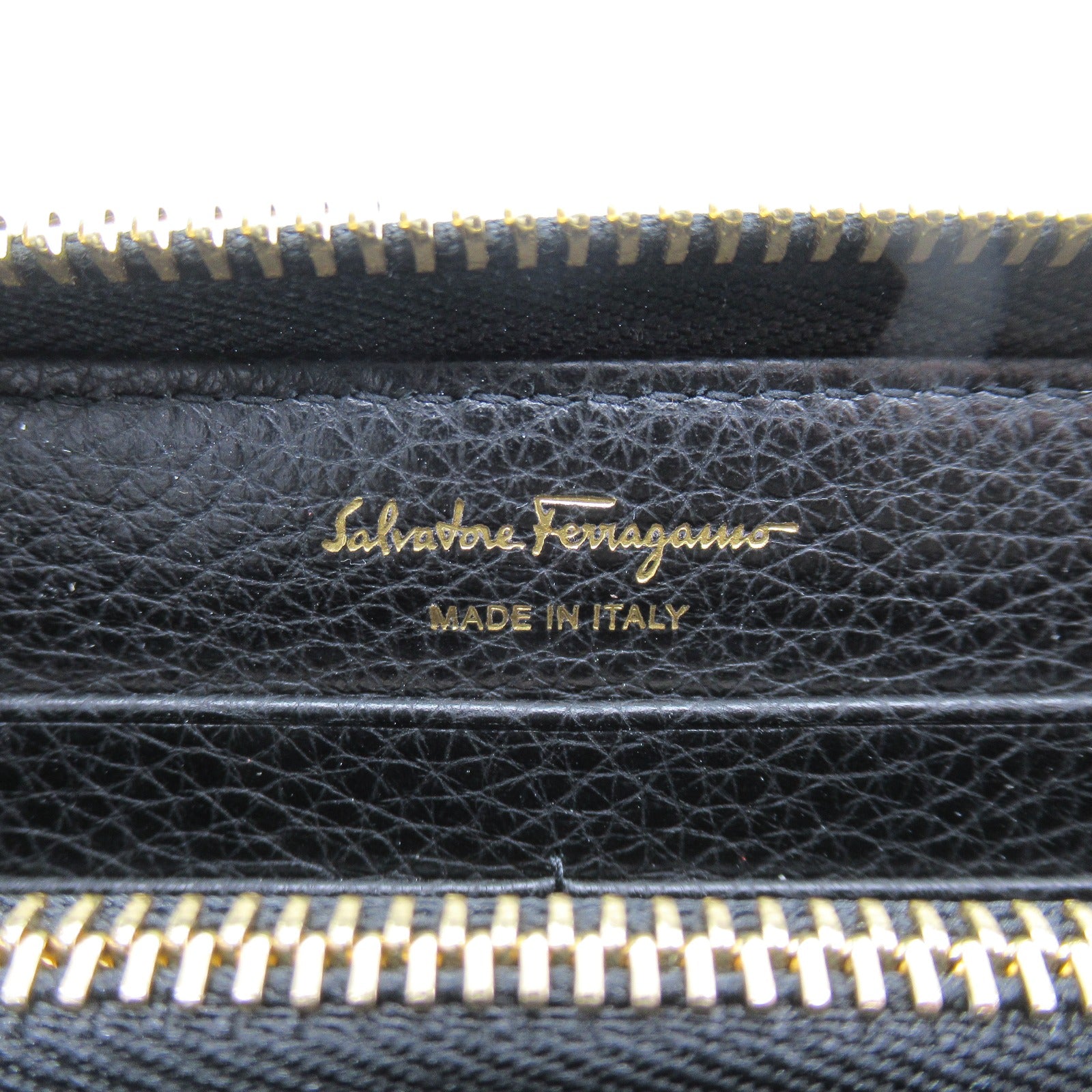 Salvatore Ferragamo Leather Round Wallet 758661