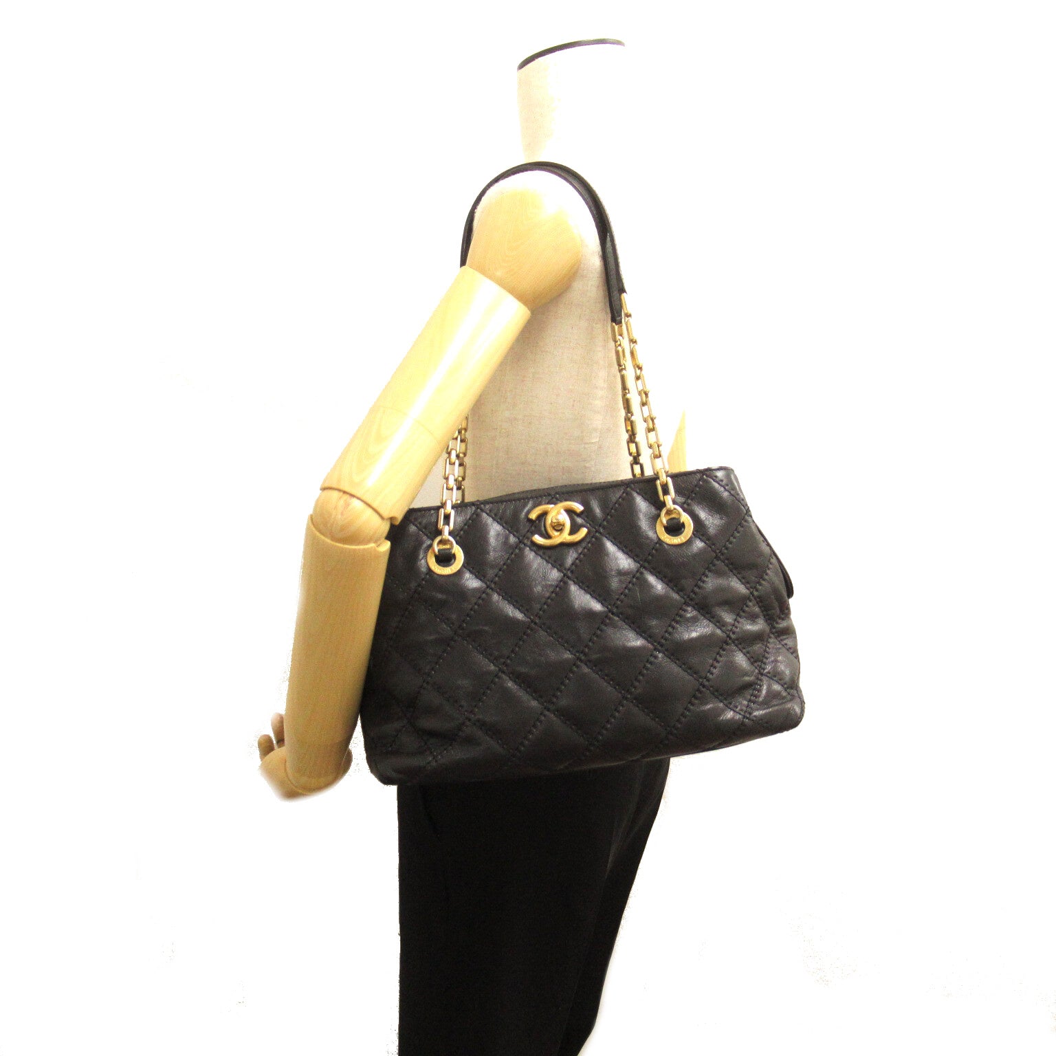 Chanel CC Quilted Leather Zip Tote Leather Tote Bag in Very Good Condition