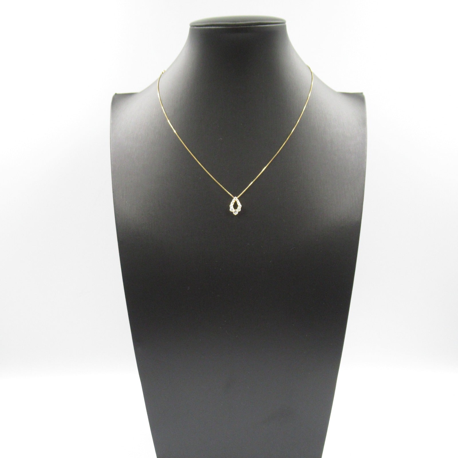 LuxUness 18K Diamond Necklace  Metal Necklace in Great Condition