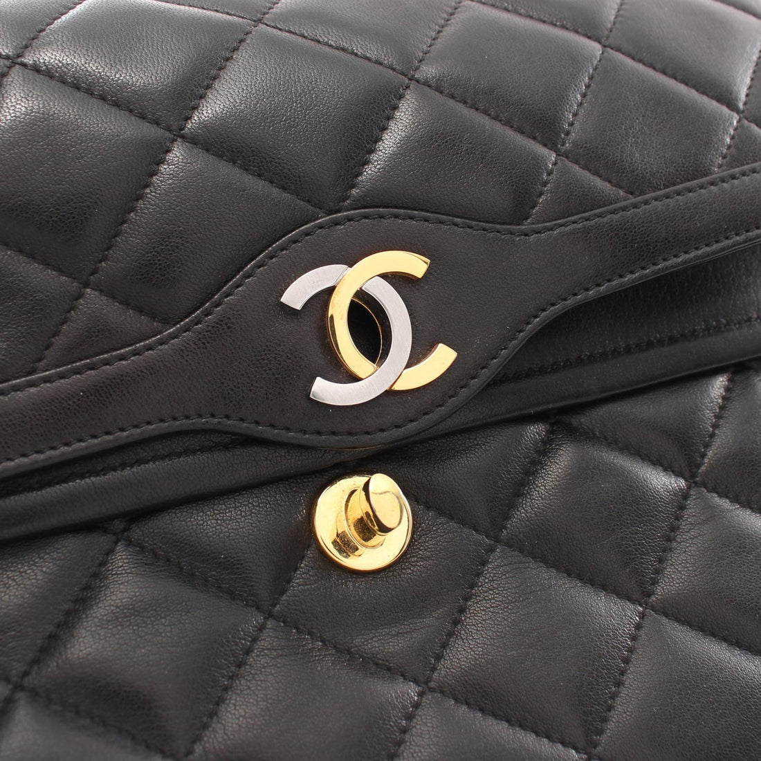 Chanel Matelasse Two-Tone Double Flap Bag Leather Shoulder Bag 2827317 in Very Good Condition