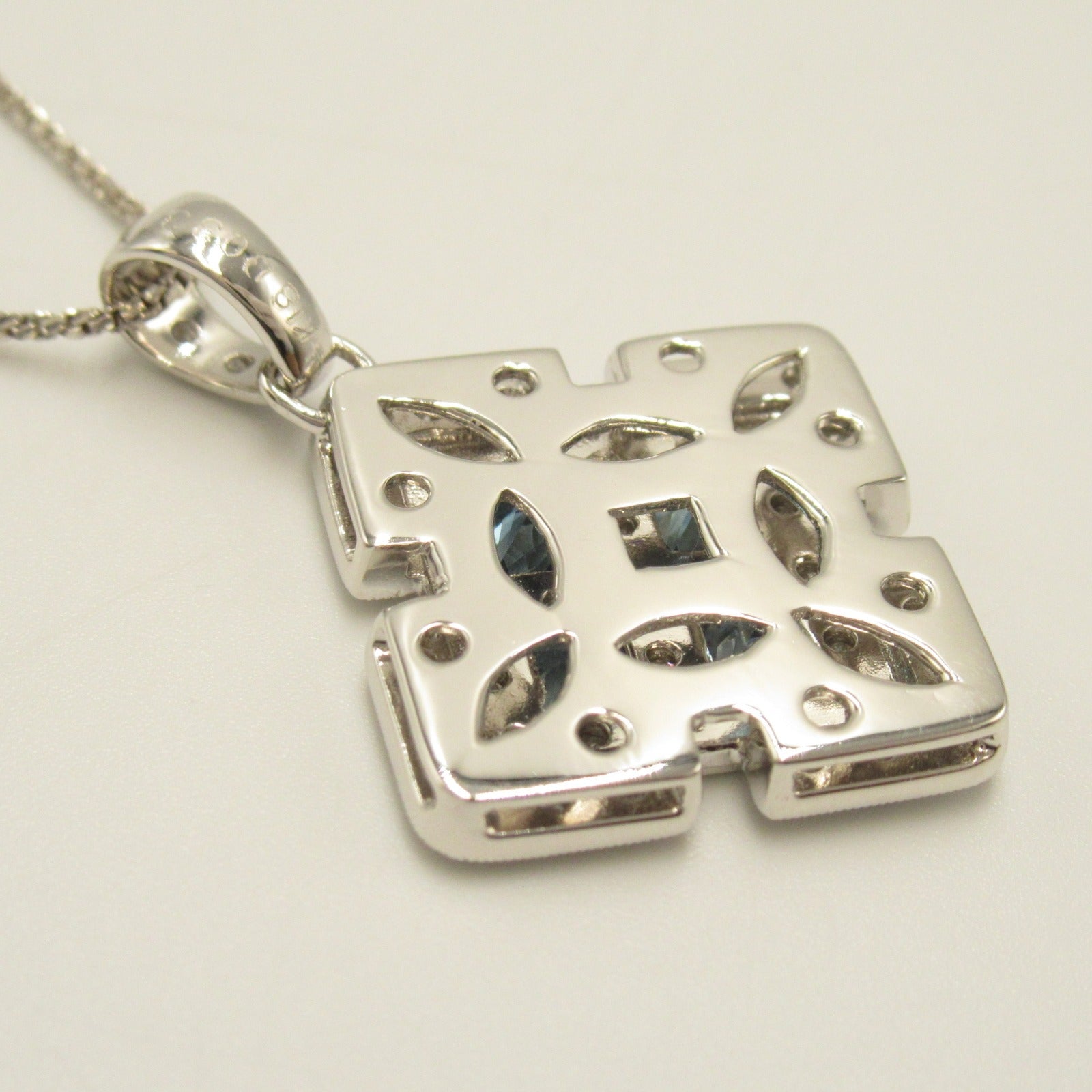 K18WG White Gold Blue Topaz Diamond Necklace