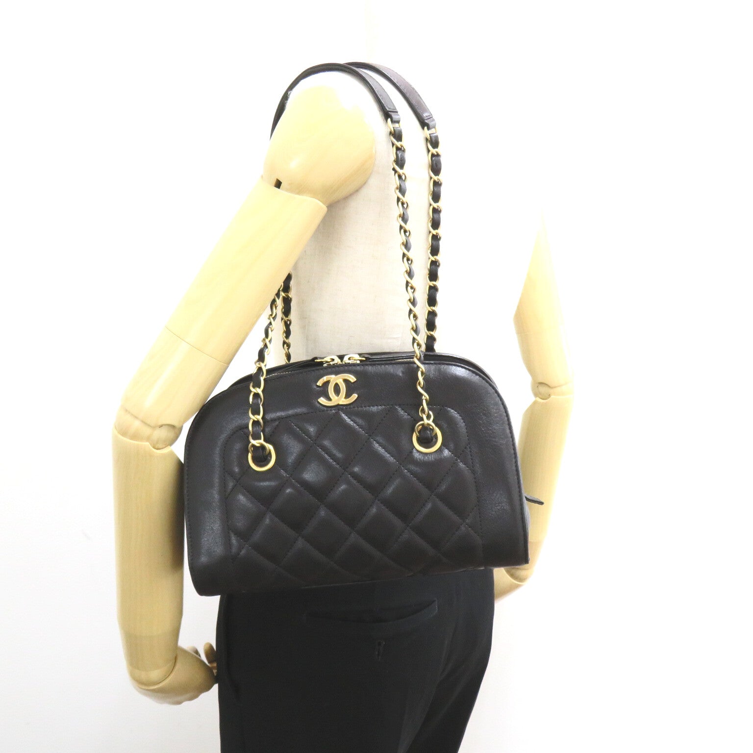 Chanel Qulted Leather Chain Shoulder Bag Leather Shoulder Bag in Very Good Condition