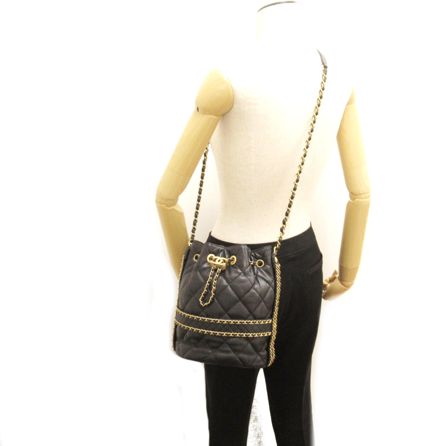 Chanel Quilted Leather Drawsting Crossbody Bag Leather Crossbody Bag AS2252 in Great Condition