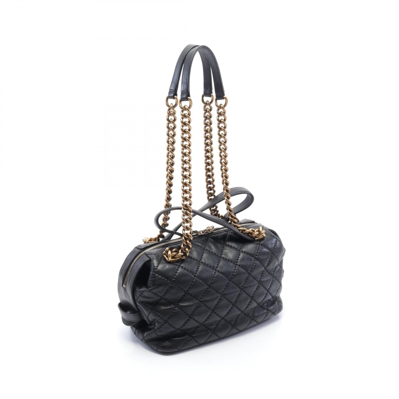 Chanel Quilted Leather Chain Shoulder Bag Leather Shoulder Bag in Very Good Condition