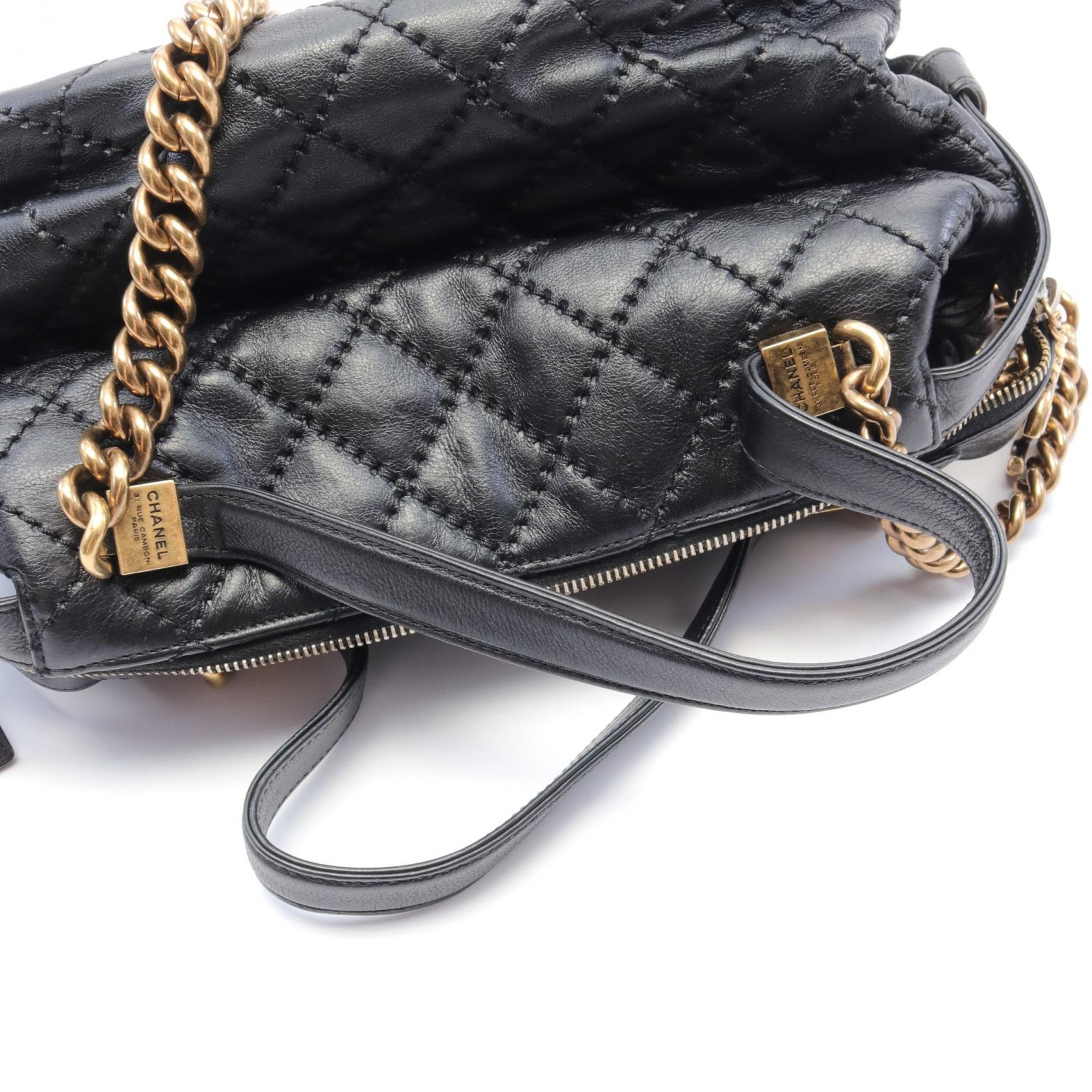 Chanel Quilted Leather Chain Shoulder Bag Leather Shoulder Bag in Very Good Condition