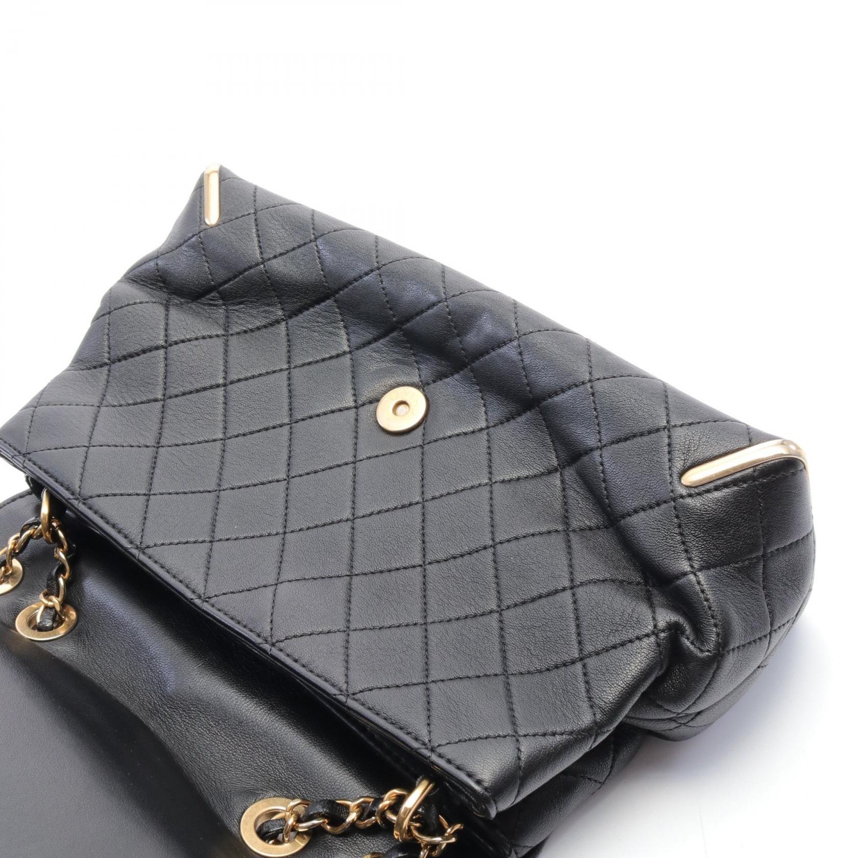 Chanel Quilted Leather Chain Flap Bag Leather Shoulder Bag in Very Good Condition