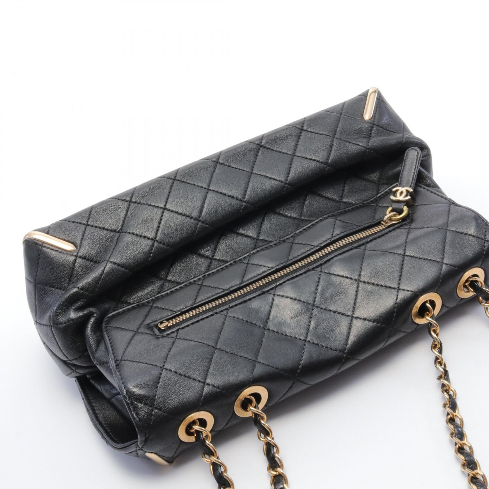 Chanel Quilted Leather Chain Flap Bag Leather Shoulder Bag in Very Good Condition