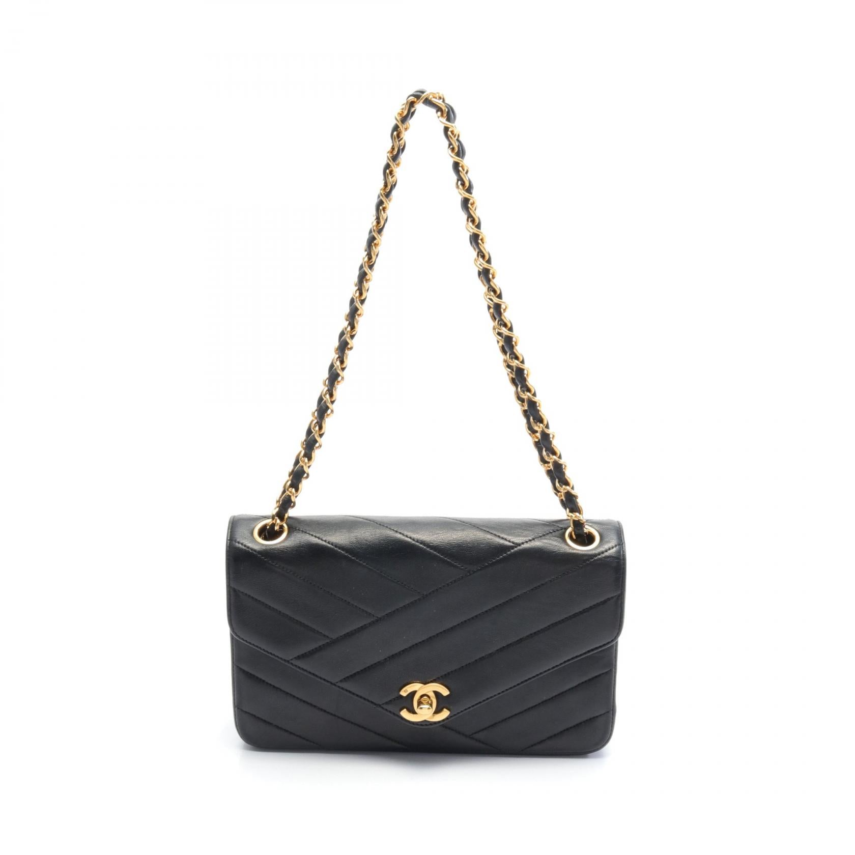 Chanel CC Chevron Chain Shoulder Bag Leather Shoulder Bag in Very Good Condition