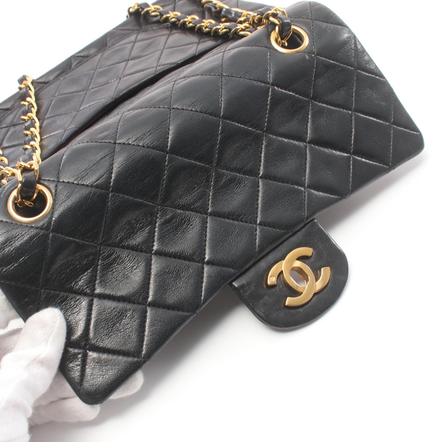 Chanel Medium Classic Double Flap Bag  Leather Shoulder Bag A01113 in Very Good Condition