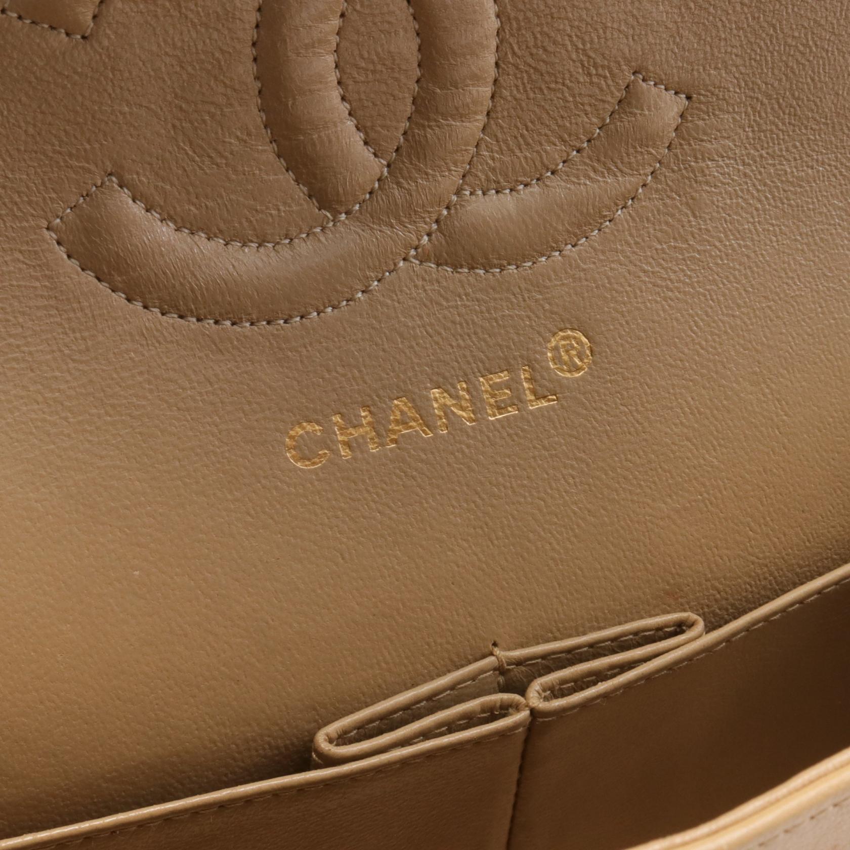 Chanel Medium Classic Double Flap Bag  Leather Shoulder Bag A01112 in Good Condition